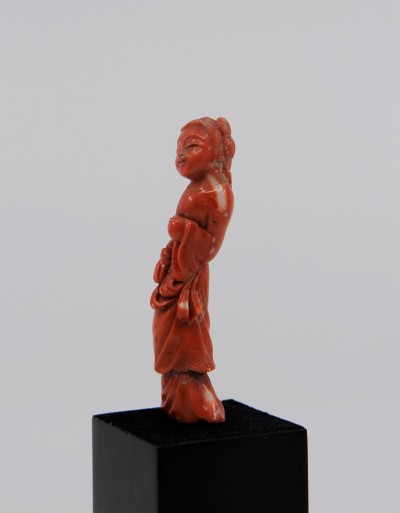 Jeune fille en corail sculpté - Chine, XXe