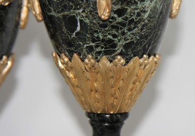 Paire de cassolettes, style Louis XVI - Marbre vert de mer & bronze doré, vers 1830