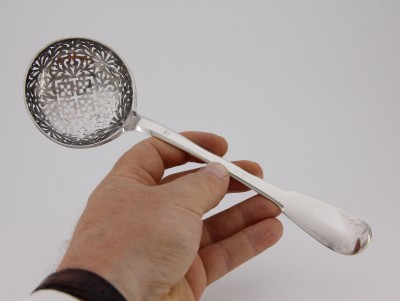 Grande cuillère à saupoudrer, Metz 1747-1748 - Orfèvre Jean Baucaire