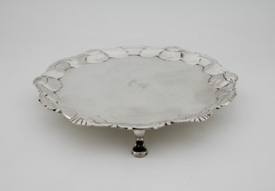 Assiette volante en argent, Edinburgh 1755 - Orfèvres Lothian & Robertson, contrôleur Hugh Gordon - clan Dalziel