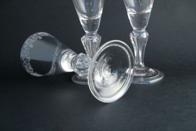 Trois verres à jambe, XVIIIe