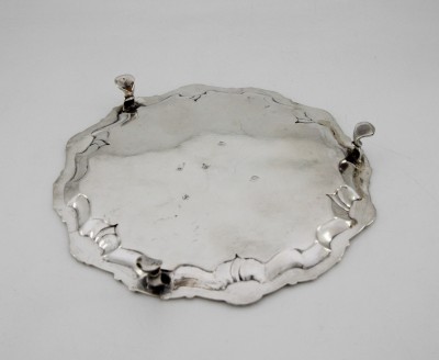 Assiette volante en argent, Edinburgh 1755 - Orfèvres Lothian & Robertson, contrôleur Hugh Gordon - clan Dalziel