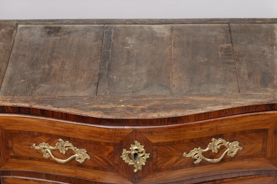 Petite commode galbée d'entre-deux, époque Louis XV - Paris, milieu du XVIIIe siècle