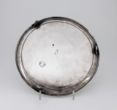 Plateau rond tripode en argent - Porto, vers 1790