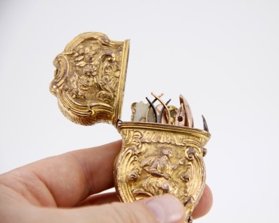 Nécessaire de châtelaine en cuivre doré - Angleterre, vers 1740