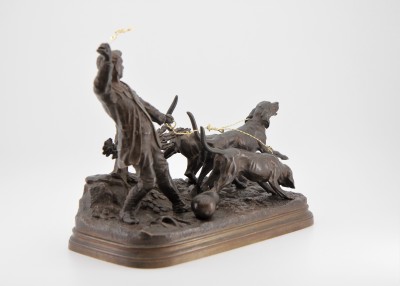 Alfred DUBUCAND (1828-1894) - Valet retenant ses chiens, bronze & or