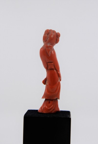 Jeune fille en corail sculpté - Chine, XXe