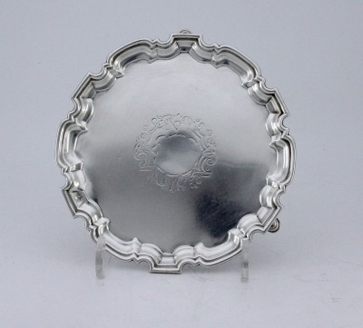 Petit plateau tripode en argent massif d'époque George II - John Tuite, Londres, 1731