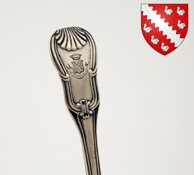 "De gueules, à la bande ondée d'argent, accompagnée de six merlettes mises en orle", qui sont de Rochefort d'Ally (Auvergne)