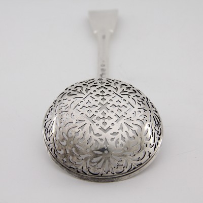 Grande cuillère à saupoudrer, Metz 1747-1748 - Orfèvre Jean Baucaire