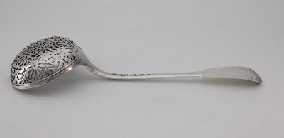 Grande cuillère à saupoudrer, Metz 1747-1748 - Orfèvre Jean Baucaire