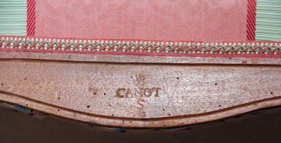La belle estampille de Canot, sur la traverse arrière de la ceinture.