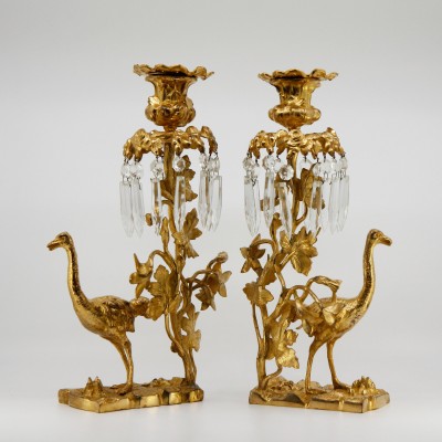 Paire de flambeaux aux autruches - Bronze doré & pampilles en cristal