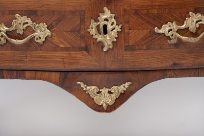 Petite commode galbée d'entre-deux, époque Louis XV - Paris, milieu du XVIIIe siècle