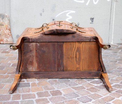 Petite commode sauteuse d'entre-deux — Besançon vers 1760 - Attribuée à Martin Leigart