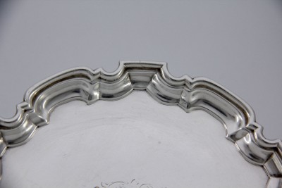 Petit plateau tripode en argent massif d'époque George II - John Tuite, Londres, 1731