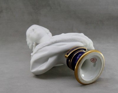 Marie-Antoinette, dauphine de France - Biscuit de Sèvres d'après Pajou, 1892