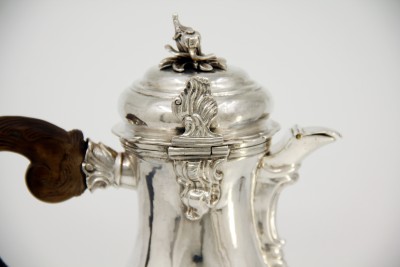 Grande verseuse en argent, Augsbourg vers 1760 - Johann Georg Kloss, reçu maître en 1738