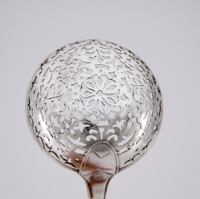 Cuillère à sucre armoriée, Laval 1762-1764 - Armoiries Picot de Dampierre