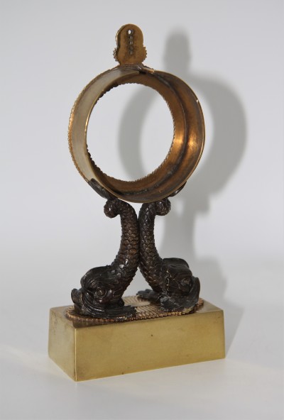 Porte-montre, époque Restauration - Modèle aux dauphins, bronze patiné & doré