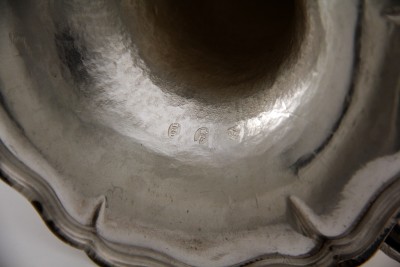 Sur le 1er flambeau, la découpe légèrement chantournée du poinçon de ville plaide pour une datation plus ancienne que le second.