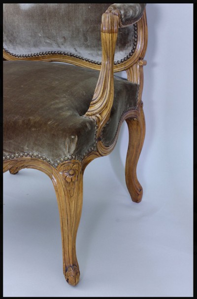 Photo de détail d'un fauteuil en noyer fribourgeois (Maison Papon Antiquités, Blonay)