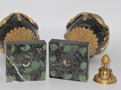 Paire de cassolettes, style Louis XVI - Marbre vert de mer & bronze doré, vers 1830