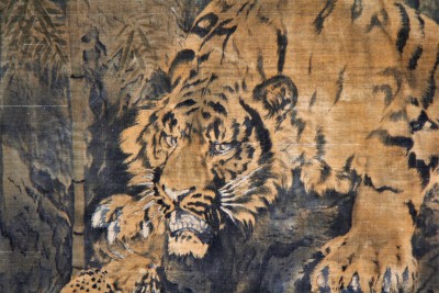 Combat de fauves, Japon fin du XIXe - Grande tenture en velours de soie peint