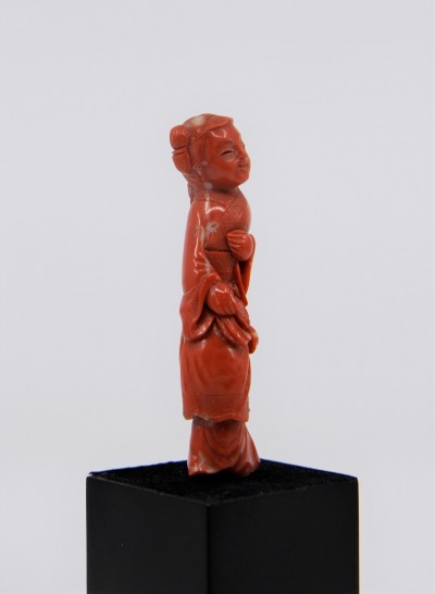 Jeune fille en corail sculpté - Chine, XXe