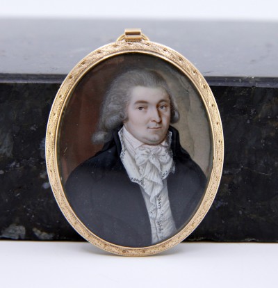 Portrait d'homme en miniature, fin XVIIIe - Cadre en or guilloché