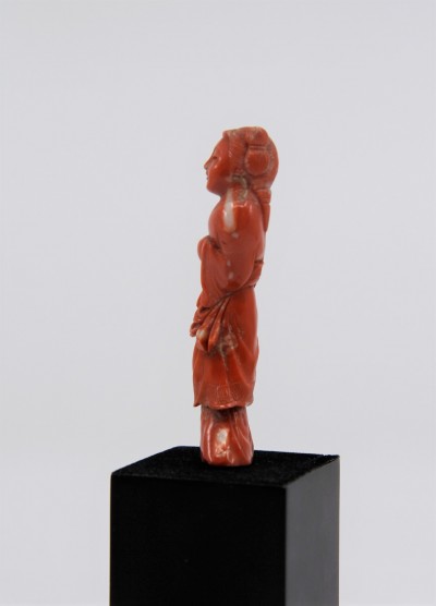 Jeune fille en corail sculpté - Chine, XXe