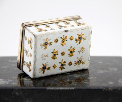 Tabatière en "émail de Saxe" rehaussé d'or – monture en vermeil - Berlin, atelier des Fromery, vers 1740 pour l'émail – Paris, 1738-1744 pour la monture en argent