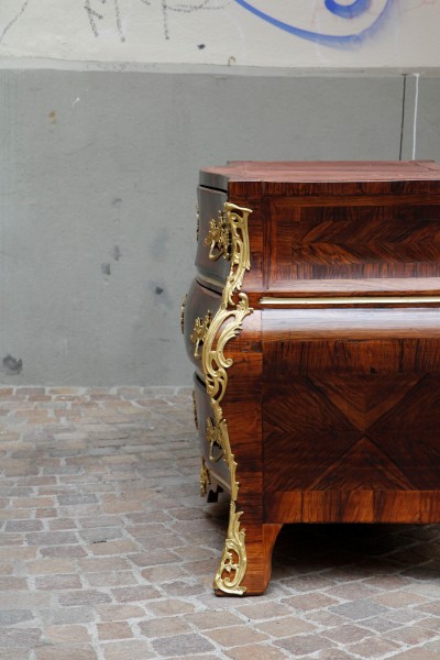 Commode en tombeau, début de l'époque Louis XV - Paris, vers 1730