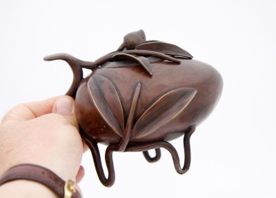 Brûle-encens *pêche de longévité*, vers 1850 - Bronze patiné, Chine dynastie Qing