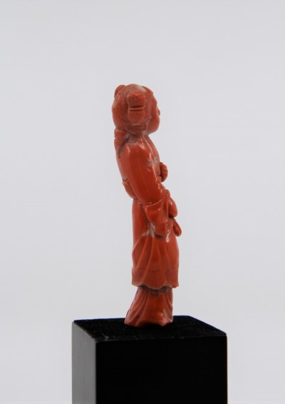 Jeune fille en corail sculpté - Chine, XXe