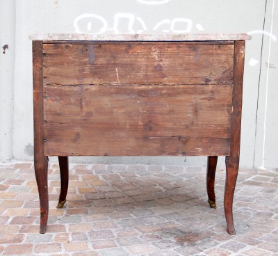 Les planches du dos sont clouées dans les feuillures des montants arrière, comme sur les meubles des Hache à Grenoble.