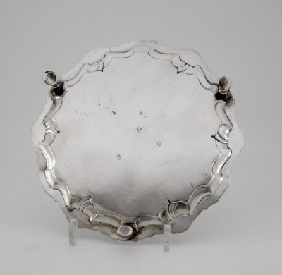 Assiette volante en argent, Edinburgh 1755 - Orfèvres Lothian & Robertson, contrôleur Hugh Gordon - clan Dalziel