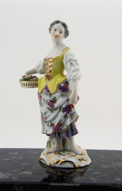 Meissen - Jeune femme à la corbeille de fleurs - Porcelaine, vers 1900