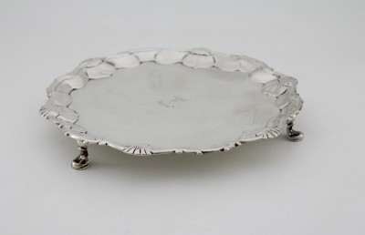 Assiette volante en argent, Edinburgh 1755 - Orfèvres Lothian & Robertson, contrôleur Hugh Gordon - clan Dalziel