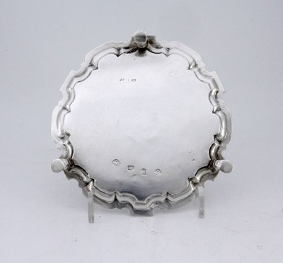 Petit plateau tripode en argent massif d'époque George II - John Tuite, Londres, 1731