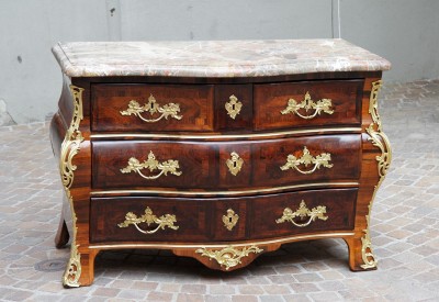 Commode en tombeau, début de l'époque Louis XV - Paris, vers 1730