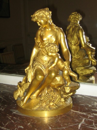 L'exemplaire du Louvre, en bronze doré (CH B 228, legs Chauchard), volé en 2014 dans les locaux du Ministère du Logement, à Paris.