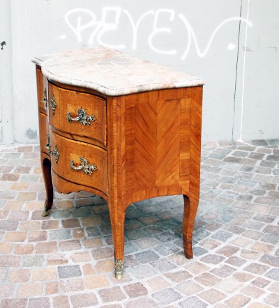 Petite commode sauteuse d'entre-deux — Besançon vers 1760 - Attribuée à Martin Leigart
