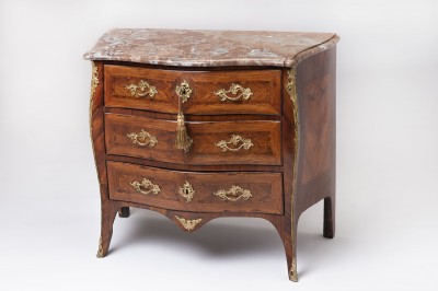 Petite commode galbée d'entre-deux, époque Louis XV - Paris, milieu du XVIIIe siècle