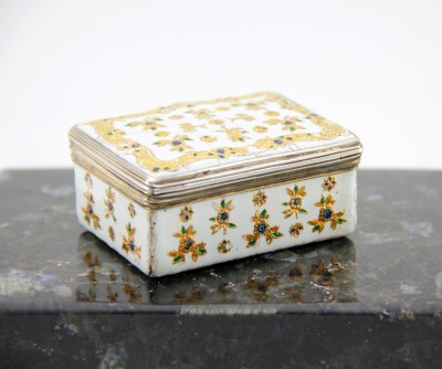Tabatière en "émail de Saxe" rehaussé d'or – monture en vermeil - Berlin, atelier des Fromery, vers 1740 pour l'émail – Paris, 1738-1744 pour la monture en argent