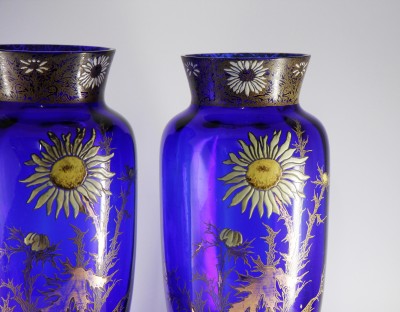 Paire de vases aux chardons Art Nouveau - Verre bleu cobalt à décor émaillé