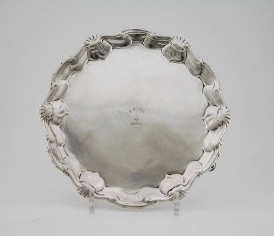 Assiette volante en argent, Edinburgh 1755 - Orfèvres Lothian & Robertson, contrôleur Hugh Gordon - clan Dalziel