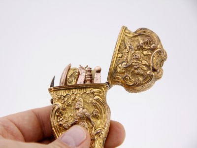 Nécessaire de châtelaine en cuivre doré - Angleterre, vers 1740