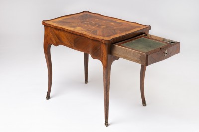 Table à écrire d'époque Louis XV - Attribuée à François Bayer, reçu maître en 1764