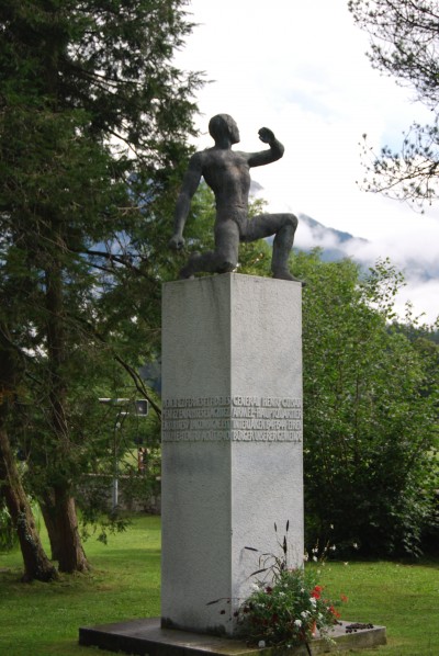 Le monument original, dans le parc du château d'Interlaken